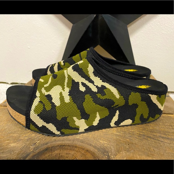 Volatile Women's Zebrasky Slide Sandal 7, Camo
